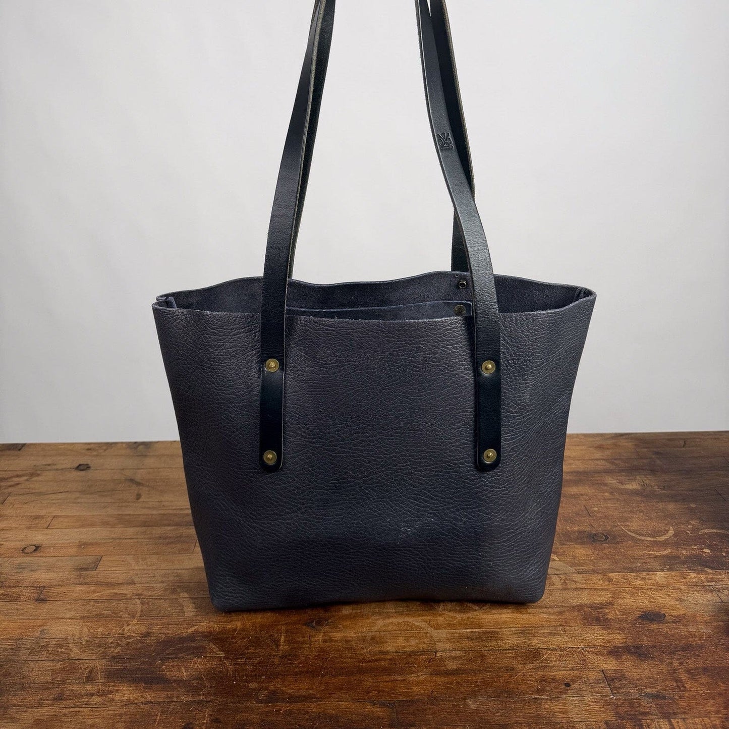 AVERY LEATHER TOTE BAG - MEDIUM - GRAY - BLACK STRAPS - HIDDEN SNAPS - BRASS RIVETS - 11" DROP - NEARLY PERFECT - IN STOCK