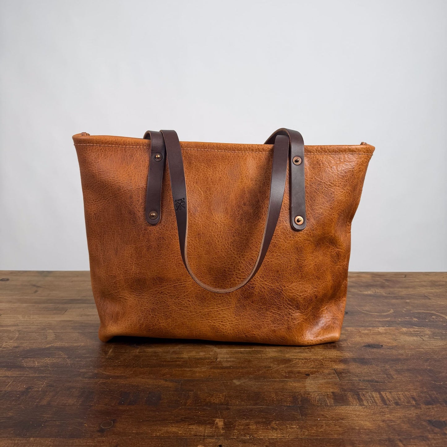 AVERY LEATHER TOTE BAG - MEDIUM - PEANUT BISON - ZIPPER - FRONT POCKET - NEARLY PERFECT - IN STOCK