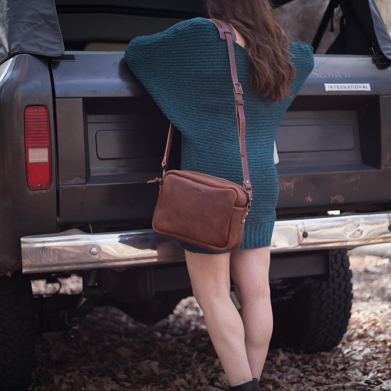 SARAH LEATHER CROSSBODY - MEDIUM - BLACK BISON