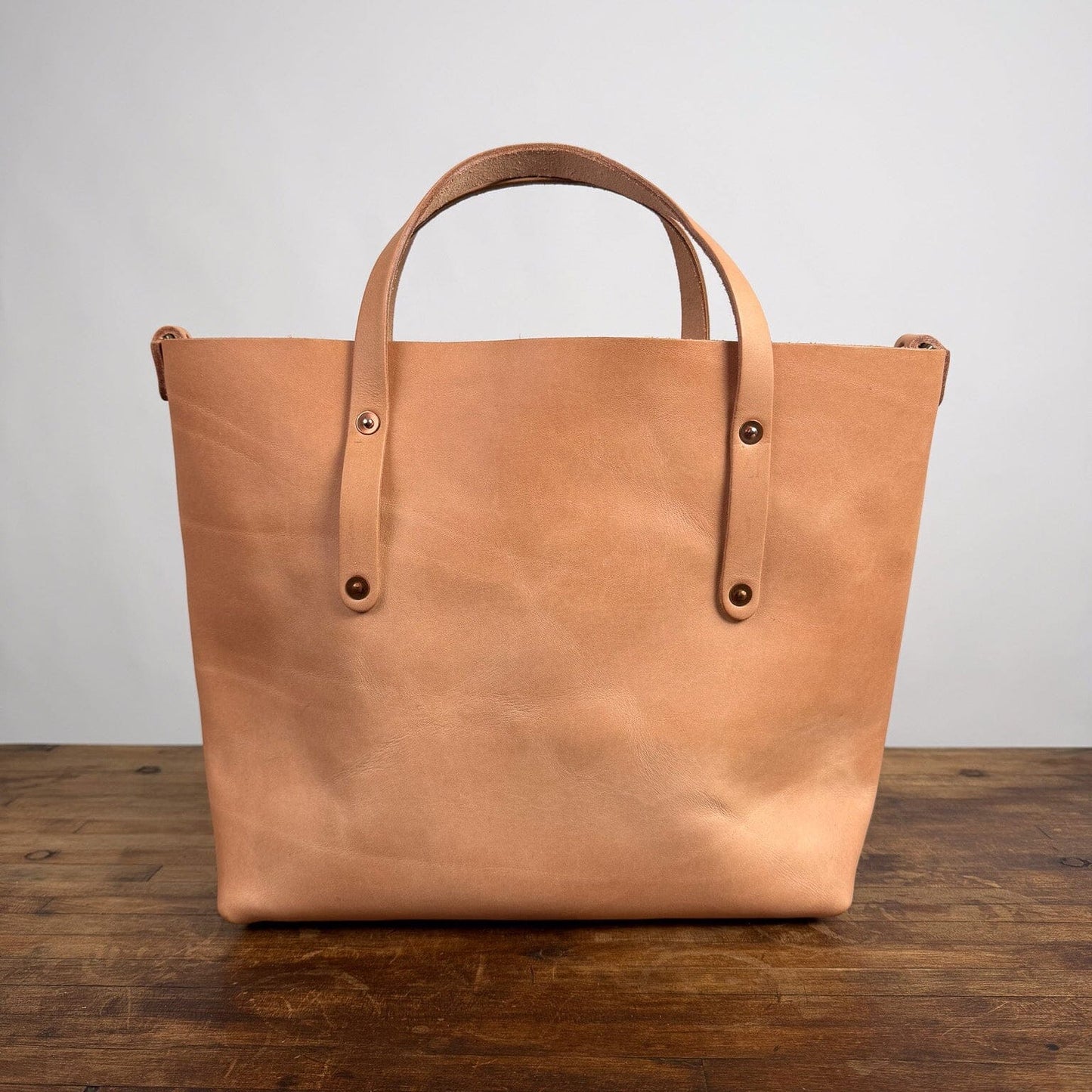 AVERY LEATHER TOTE BAG - MEDIUM - NATURAL VEG TAN - LARGE FRONT POCKET - D-RINGS - 5" HANDLES - 2 LOOSE POCKETS - NEARLY PERFECT - IN STOCK