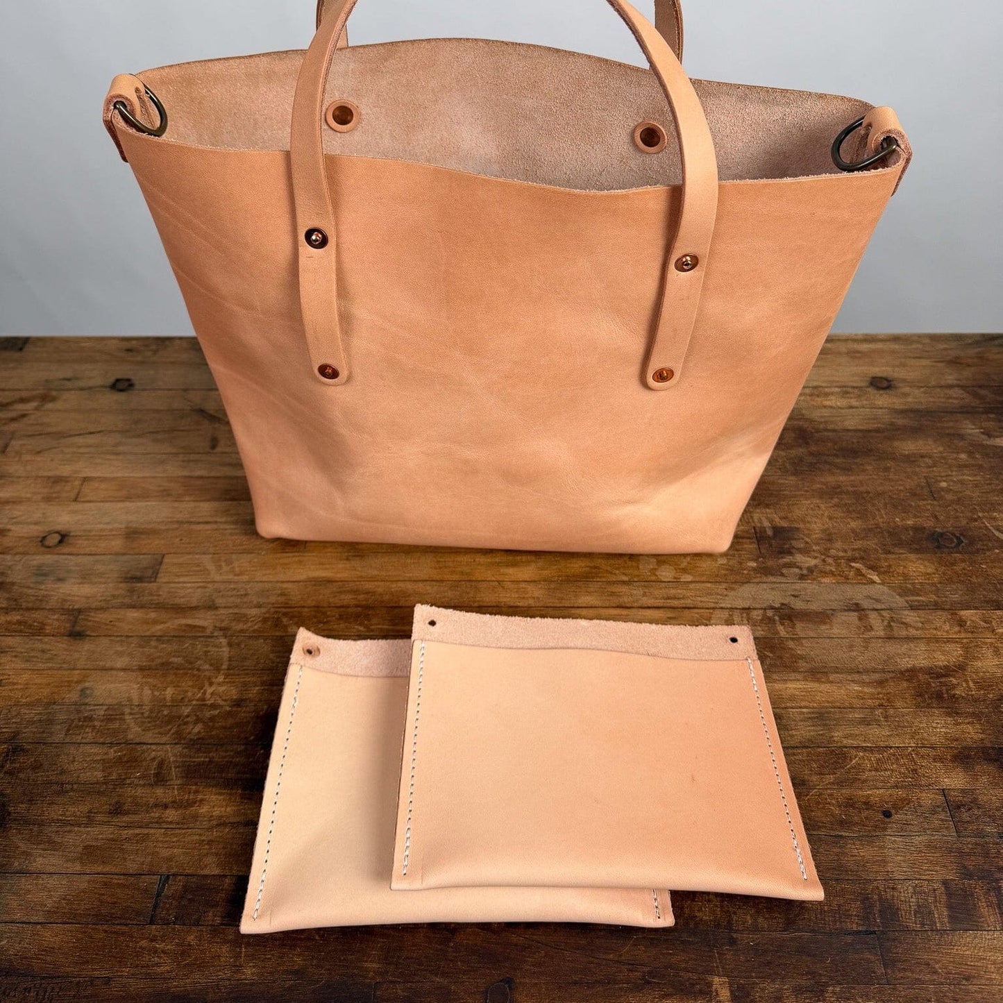 AVERY LEATHER TOTE BAG - MEDIUM - NATURAL VEG TAN - LARGE FRONT POCKET - D-RINGS - 5" HANDLES - 2 LOOSE POCKETS - NEARLY PERFECT - IN STOCK