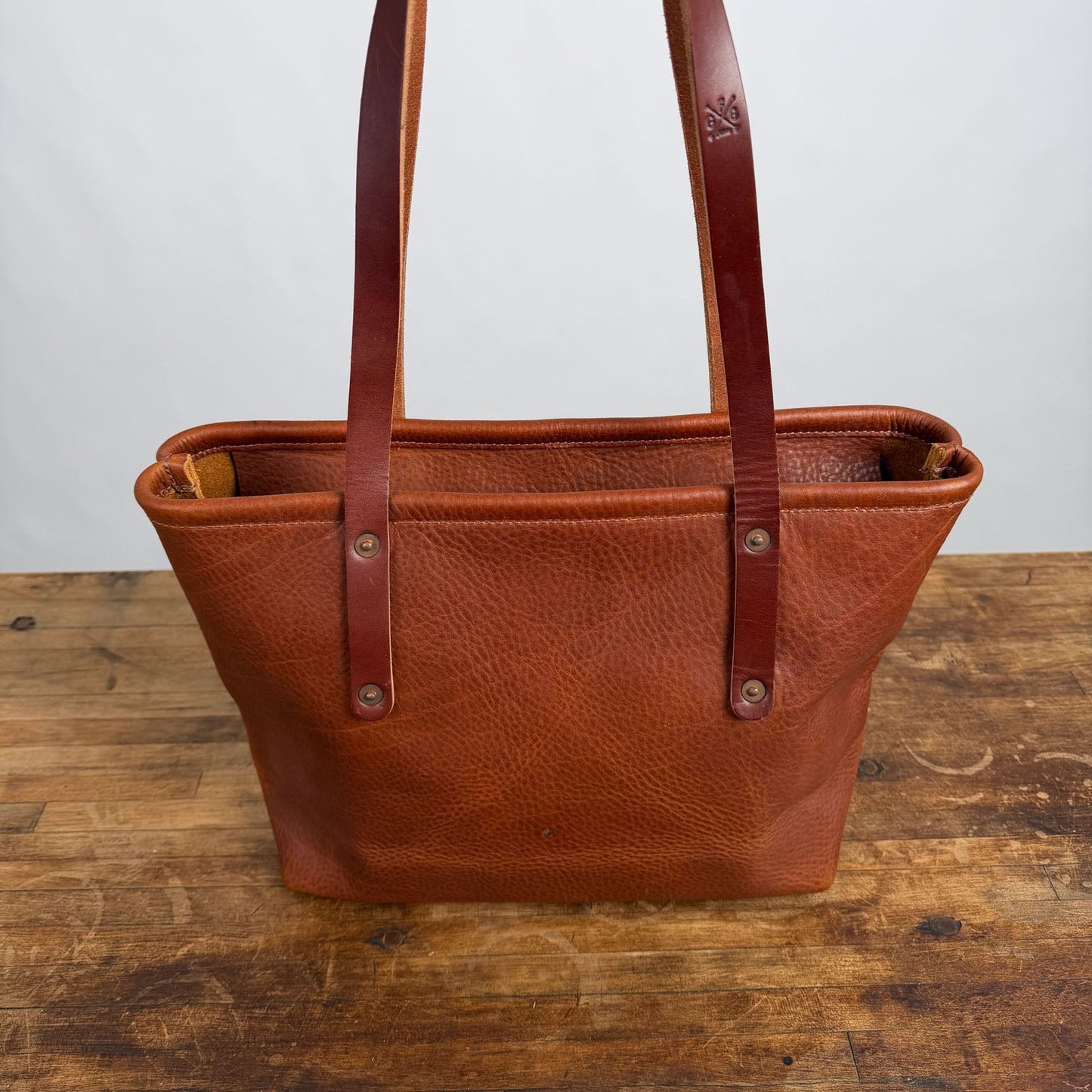 AVERY LEATHER TOTE BAG - MEDIUM  - SADDLE - SMALL FRONT POCKET - ZIPPER - NEARLY PERFECT - IN STOCK