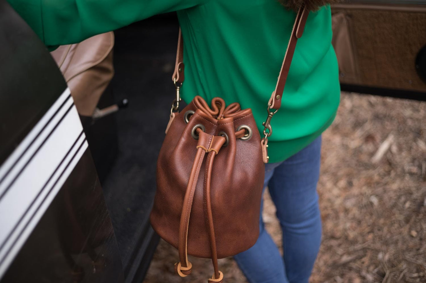 LEATHER BUCKET BAG - MEDIUM - TAN | MOCHA STRAPS