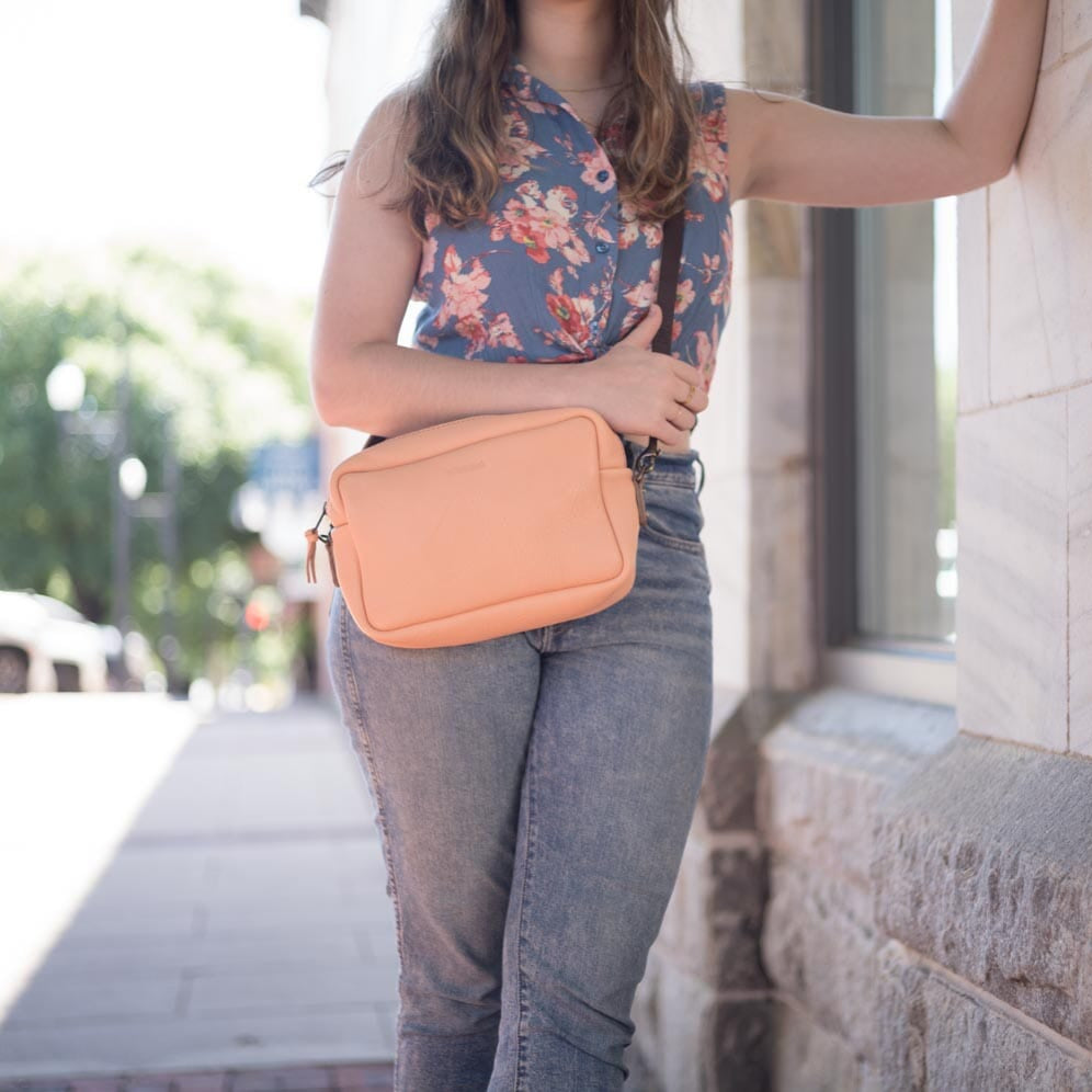 SARAH LEATHER CROSSBODY - PEACH FUZZ