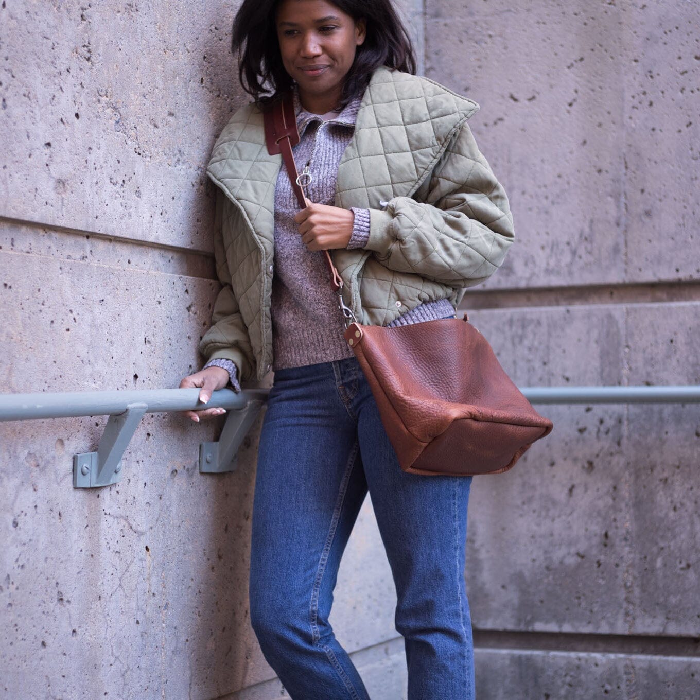 ZIP TOP LEATHER BUCKET BAG