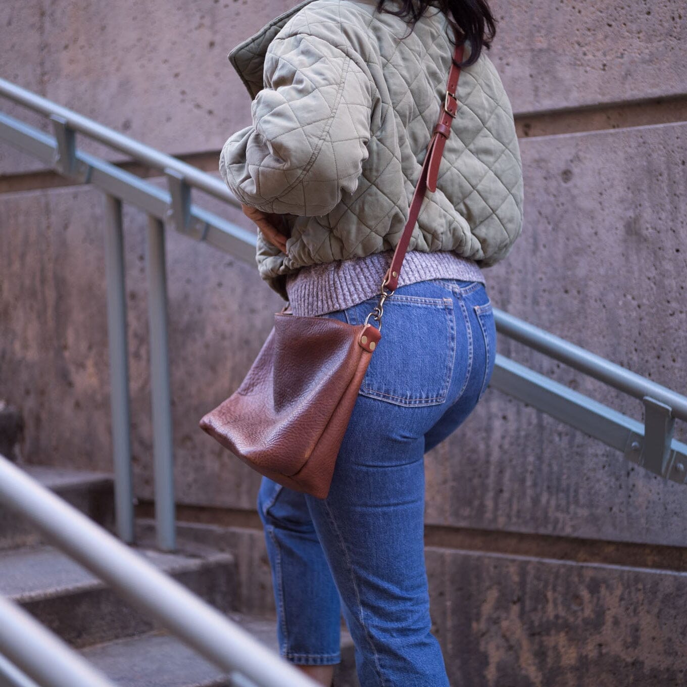 ZIP TOP LEATHER BUCKET BAG