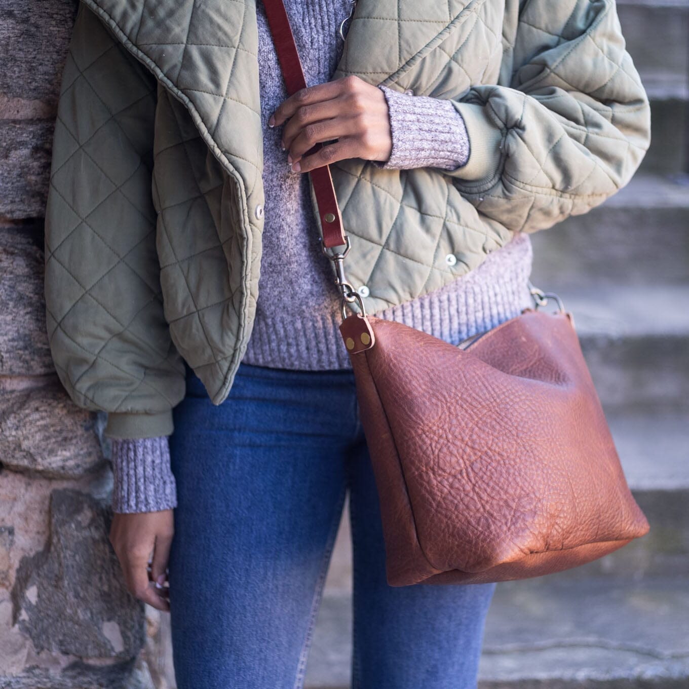 ZIP TOP LEATHER BUCKET BAG