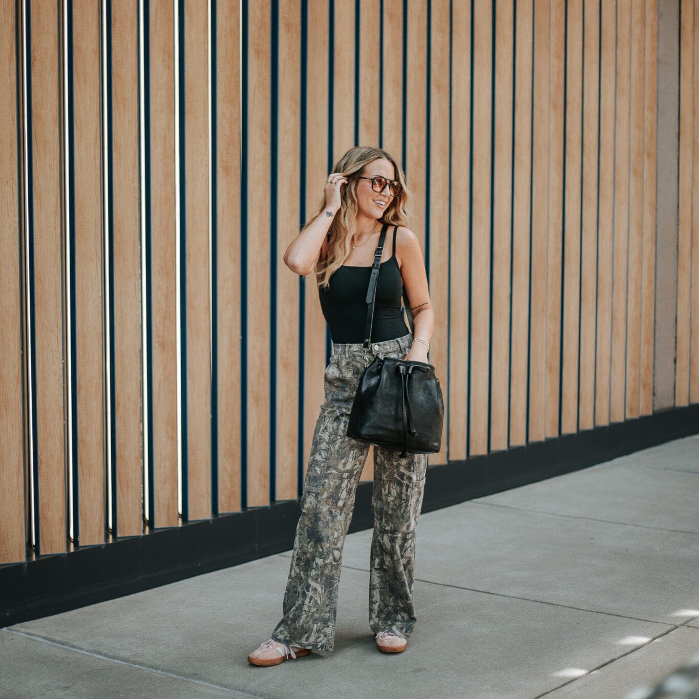 ABBY LEATHER BUCKET BAG - BLACK BISON