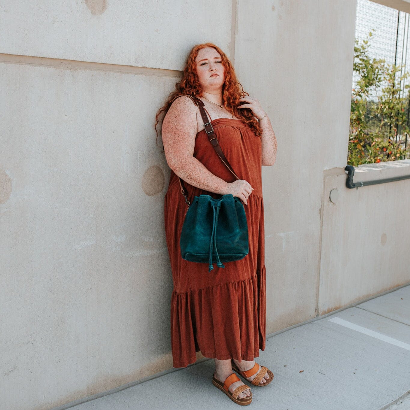ABBY LEATHER BUCKET BAG - COBALT BISON