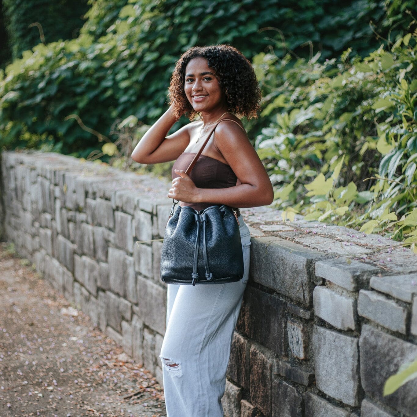 ABBY LEATHER BUCKET BAG - NAVY