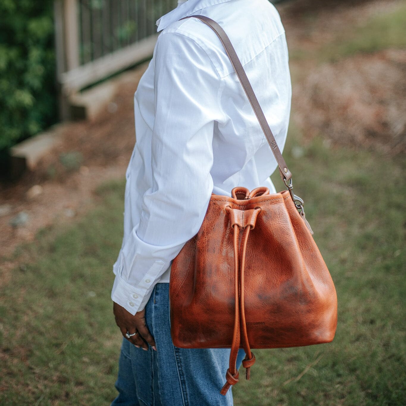 ABBY LEATHER BUCKET BAG - PEANUT BISON